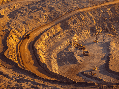 稀土、原物料、不動產、金融業等產業動態